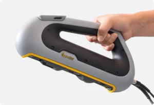 Scanner 3D Peel 3 sendo segurado pela lateral, destacando seu design ergonômico e cabo conectado.